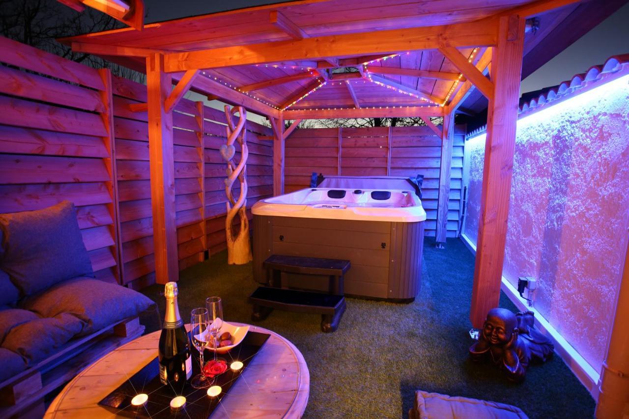 Lovina Chambre De Charme Avec Jaccuzi Velaux Exterior foto