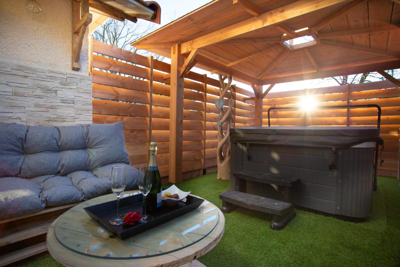 Lovina Chambre De Charme Avec Jaccuzi Velaux Exterior foto